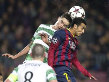 El delantero del FC Barcelona, Pedro Rodríguez Ledesma(d) y el defensa sueco del Celtic Mikael Lustig durante el partido correspondiente al sexto encuentro del Grupo H, de la Champions League que disputan hoy en el estadio Camp Nou.