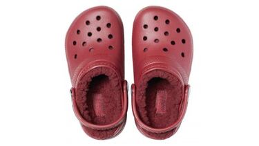 Estos zuecos Crocs con forro interior para el frío están disponibles en 11 colores
