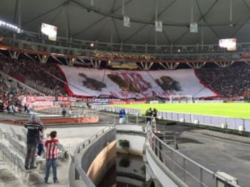 Hinchas santafereños ocupan las gradas del estadio Único de La Plata, no paran de alentar al león de Bogotá.