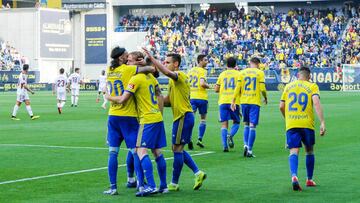 Los jugadores del Cádiz celebran el gol de Álex Fernández al Albacete
