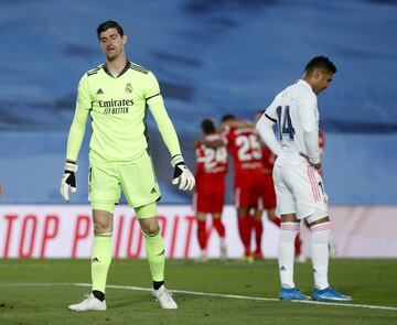 Courtois y Casemiro se lamentan por el 0-1 de Fernando.