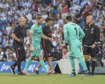 Oblak se retira del terreno de juego después de recibir un fuerte golpe que lo deja aturdido en el suelo