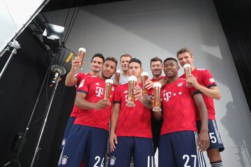 James Rodríguez y el Bayern Múnich posaron para la tradicional foto del equipo con los trajes que le hacen homenaje a la cerveza en Alemania