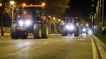 Varios tractores, durante la tercera jornada de protestas de los ganaderos y agricultores para pedir mejoras en el sector, se disponen a hacer noche en la plaza de Merindades, a 8 de febrero de 2024, en Pamplona, Navarra (España). Agricultores y ganaderos de toda España han sacado sus tractores a las carreteras por tercera jornada consecutiva para pedir mejoras en el sector, entre ellas exigir ayudas para afrontar las sequías que sufre el campo. Además, protestan contra las políticas europeas y su falta de rentabilidad.
08 FEBRERO 2024;TRACTORADA;PROTESTA;AGRICULTORES;
Eduardo Sanz / Europa Press
08/02/2024