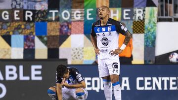 Jugadores de Querétaro se lamentan después de la eliminación.