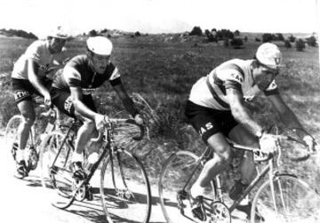 Gómez del Moral unió además a su palmarés los triunfos en carreras por etapas como las vueltas a Levante (1964), Mallorca (1965), Cataluña (1965), La Rioja (1966) y Andalucía (1969), y ha subido al podium en la Vuelta a Portugal (1960, al concluir tercero)
