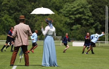 Actores con trajes de época durante el  partido de conmemoración de la unión de rugby entre los equipos Stade Francais y Racing Club de France en el estadio Christophe Dominici en París, mientras recrean la primera final de 1892. - El primer título de Los campeones de la unión francesa de rugby se otorgó en 1892 y fue arbitrado por Baron de Coubertin, el equipo ganador recibe el Bouclier de Brennus, el famoso trofeo otorgado desde ese año.