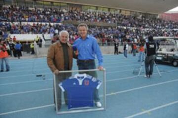 Homenaje de la dirigencia de Universidad de Chile con motivo de su cumpleaños número 75 en el año 2011