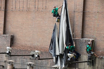 Operarios trabajando en la retirada del cartel del alero, LeBron James, en Cleveland (Ohio) tras el anuncio de su fichaje por los Ángeles Lakers.