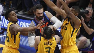 GFX22. Salt Lake City (United States), 27/04/2018.- Utah Jazz guard Donovan Mitchell (L), guard Ricky Rubio (C) of Spain and forward Derrick Favors (R) fight for a rebound with Oklahoma City Thunder center Steven Adams (B) of New Zealand in the first half