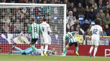 0-1. Keylor Navas falló en el primer gol de Sanabria.