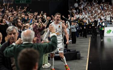 Hezonja desata la locura de los 9.182 espectadores que asisteron al partido en el Movistar Arena.