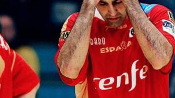 <b>DESCONSUELO. </b>Los jugadores españoles, desolados.