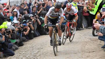 Peter Sagan rueda por un tramo de pav&eacute;s durante la Par&iacute;s-Roubaix 2018.