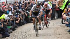 Peter Sagan rueda por un tramo de pav&eacute;s durante la Par&iacute;s-Roubaix 2018.