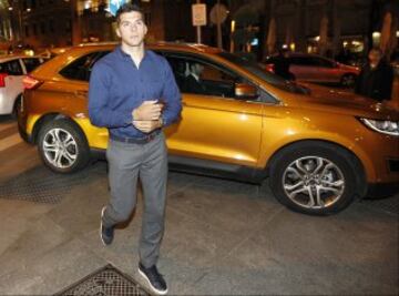 Cristian Toro a su llegada en un Ford Edge.