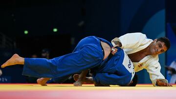 Spain's Tristani Mosakhlishvili and Brazil's Rafael Macedo (Blue) compete in the judo men's -90kg quarter-final bout of the Paris 2024 Olympic Games at the Champ-de-Mars Arena, in Paris on July 31, 2024. (Photo by Luis ROBAYO / AFP)