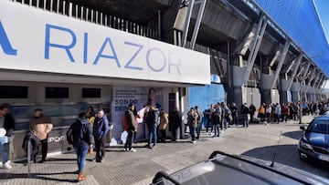 Largas colas en Riazor para adquirir las entradas para Oviedo.