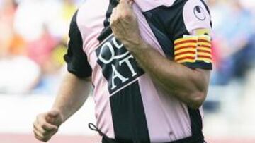 <b>COMPROMISO. </b>Raúl Tamudo besa el escudo del Espanyol.