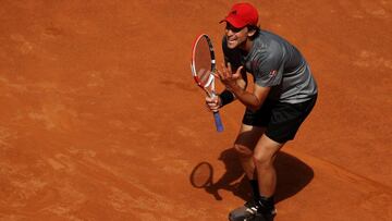 Dominic Thiem se lamenta tras un golpe durante su partido ante Marton Fucsovics en el Masters 1.000 de Roma.