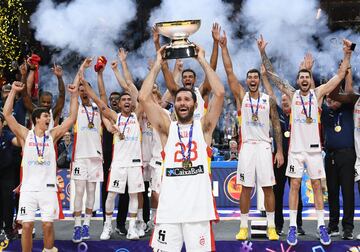 Rudy Fernández levanta la copa del Eurobasket.