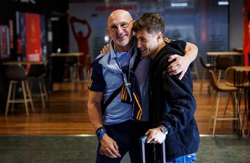 Luis de la Fuente abraza a Rodrigo Riquelme. 
 