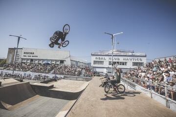 Justo al lado de la zona de Street está la de BMX Park. En este caso, los elementos a usar son rampas y el cartel de riders es un auténtico lujo. Desde medallistas en los Juegos Olímpicos a campeones de la Copa del Mundo UCI. Muchos, venidos del otro lado del charco. 