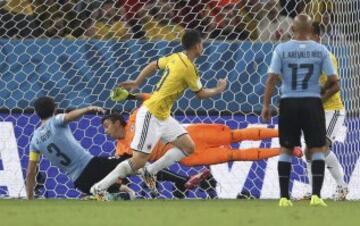 2-0. James Rodríguez anota el segundo gol.