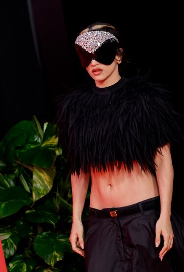 Rosalía posa en la alfombra roja. 