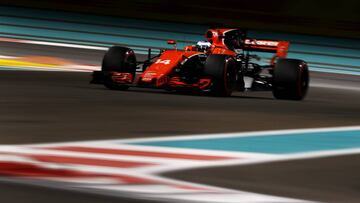 ABU DHABI, UNITED ARAB EMIRATES - NOVEMBER 26: Fernando Alonso of Spain driving the (14) McLaren Honda Formula 1 Team McLaren MCL32 on track during the Abu Dhabi Formula One Grand Prix at Yas Marina Circuit on November 26, 2017 in Abu Dhabi, United Arab Emirates.  (Photo by Dan Istitene/Getty Images)