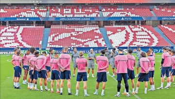 Los jugadores del Atlético atienden a Luis Piñedo en el centro del campo del estadio Da Luz, antes del entrenamiento de ayer.