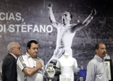 Seguidores y aficionados se despiden del presidente de honor del Real Madrid, Alfredo Di Stéfano, en la capilla ardiente instalada en el palco de honor del Santiago Bernabéu. 