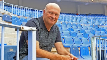 Pepe Mel, posando para AS en la grada de La Rosaleda durante su etapa al frente del Málaga.