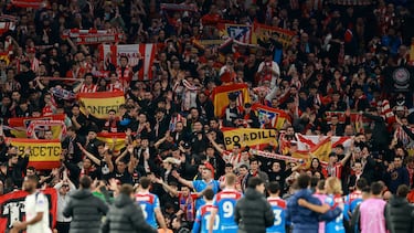 La afición del Atlético celebra el pase ante el Tottenham.