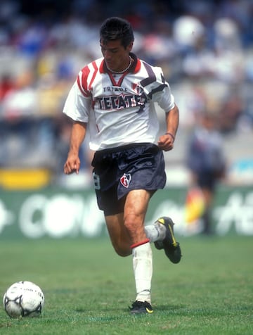 El segundo máximo goleador en la historia de la Selección inició su carrera en 1994 con el Atlas, época en la que compartió vestidor con Oswaldo y Pável. Dos años después, aterrizó en Torreón para hacer historia con Santos Laguna. En 2005, viajó a Inglaterra donde portó el jersey del Bolton Wanderers y después fue a buscar fortuna a Arabia Saudita. Con la Selección jugó 86 partidos y anotó 46 veces; dos de ellas, en el Mundial de Corea-Japón, ante Ecuador e Italia.