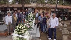 MIembros de varias peñas madridistas acudieron a Almansa para homenajear a Santiago Bernabéu en el 45 aniversario de su fallecimiento.