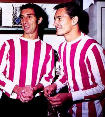 Bilardo junto a Aguirre Suárez jugadores del Estudiantes de la Plata. Bilardo fue un jugador técnico y Aguirre Suárez fue el jefe de la zaga pincharrata conocido por su dureza y juego sucio.
