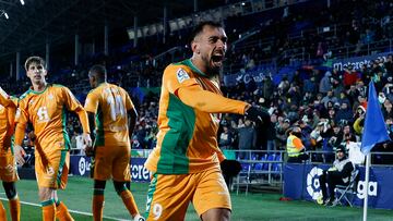 Borja Iglesias celebra un gol con el Betis.