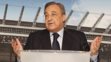 Florentino P&eacute;rez habl&oacute; desde un atril en el antepalco del Bernab&eacute;u.