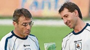 <b>JUNTOS EN LA REAL.</b> El francés Denoueix charla con Masach, ahora director técnico de Lezama.