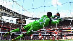 Mignolet guess correctly to parry Walcott's spot-kick