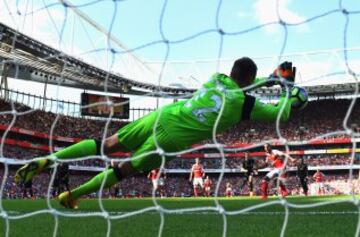 Mignolet guess correctly to parry Walcott's spot-kick