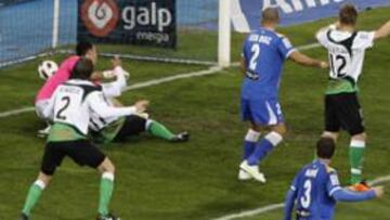 <b>MAL ANULADO. </b>Giovani pudo adelantar al Racing antes del penalti. El colegiado anuló el gol del mexicano por posible fuera de juego, pero el balón venía de un contrario.