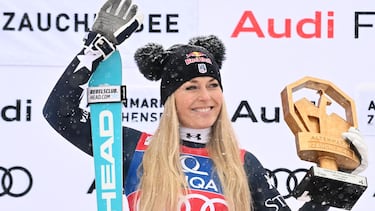 Lindsey Vonn celebra su victoria en el descenso de Zauchensee en la Copa del Mundo de esquí alpino 2025-26.