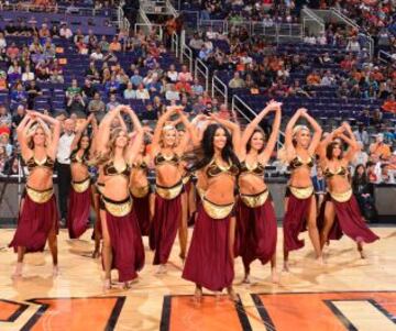 El calendario en bikini de las bellas cheerleaders de los Suns
