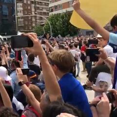 No es un día cualquiera: así ha sido el recibimiento al autobús del Madrid en el Bernabéu