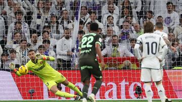 Real Madrid's Spanish forward #14 Joselu (R) shoots from the penalty spot as Girona's Argentinian goalkeeper #13 Paulo Gazzaniga (L) jumps for the ball during the Spanish league football match between Real Madrid CF and Girona FC at the Santiago Bernabeu stadium in Madrid on February 10, 2024. (Photo by Pierre-Philippe MARCOU / AFP)