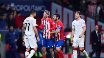 De Paul y Koke protestan ante Yuri en el partido de Copa del Rey.