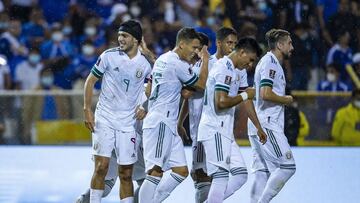 Jugadores de México festejan un gol contra El Salvador