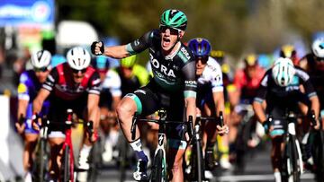 Sam Bennett celebra su segundo triunfo en la París-Niza 2019.